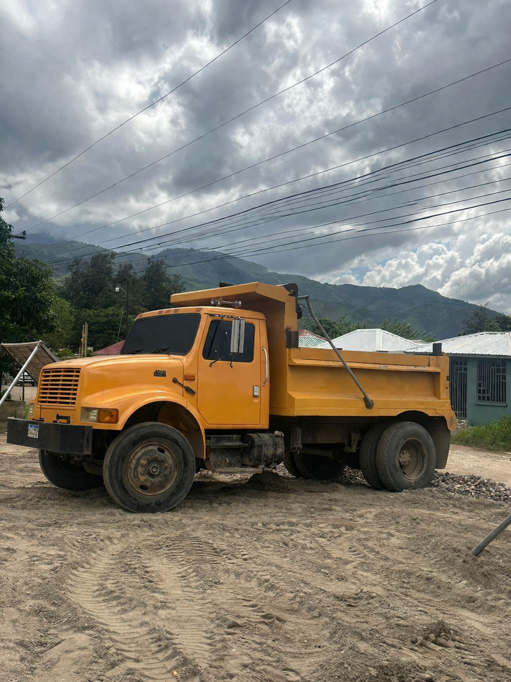 Volqueta Isuzu de Ladrillos y Bloques La Niña
